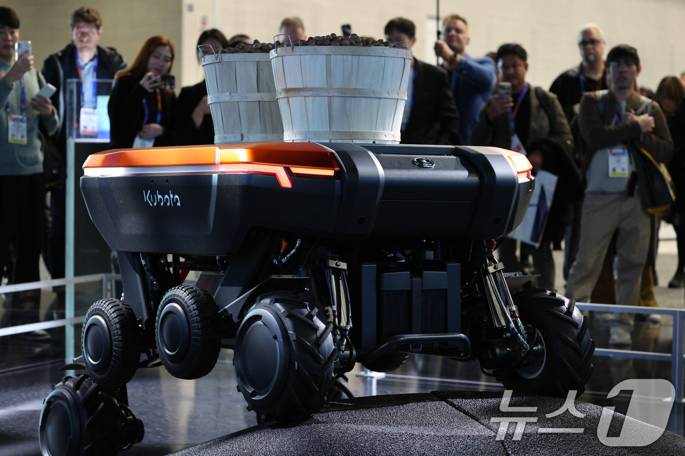 본문 이미지 - 세계 최대 IT&#40;정보기술&#41;·가전 전시회 &#39;CES 2025&#39; 폐막을 하루 앞둔 9일&#40;현지시간&#41; 미국 네바다주 라스베이거스 컨벤션센터&#40;LVCC&#41;에 마련된 구보타 전시관에서 4륜 로봇 &#39;KATR&#39;이 경사진 곳에서 수평을 유지하며 화물을 운반하고 있다. 2025.1.10/뉴스1 ⓒ News1 신웅수 기자