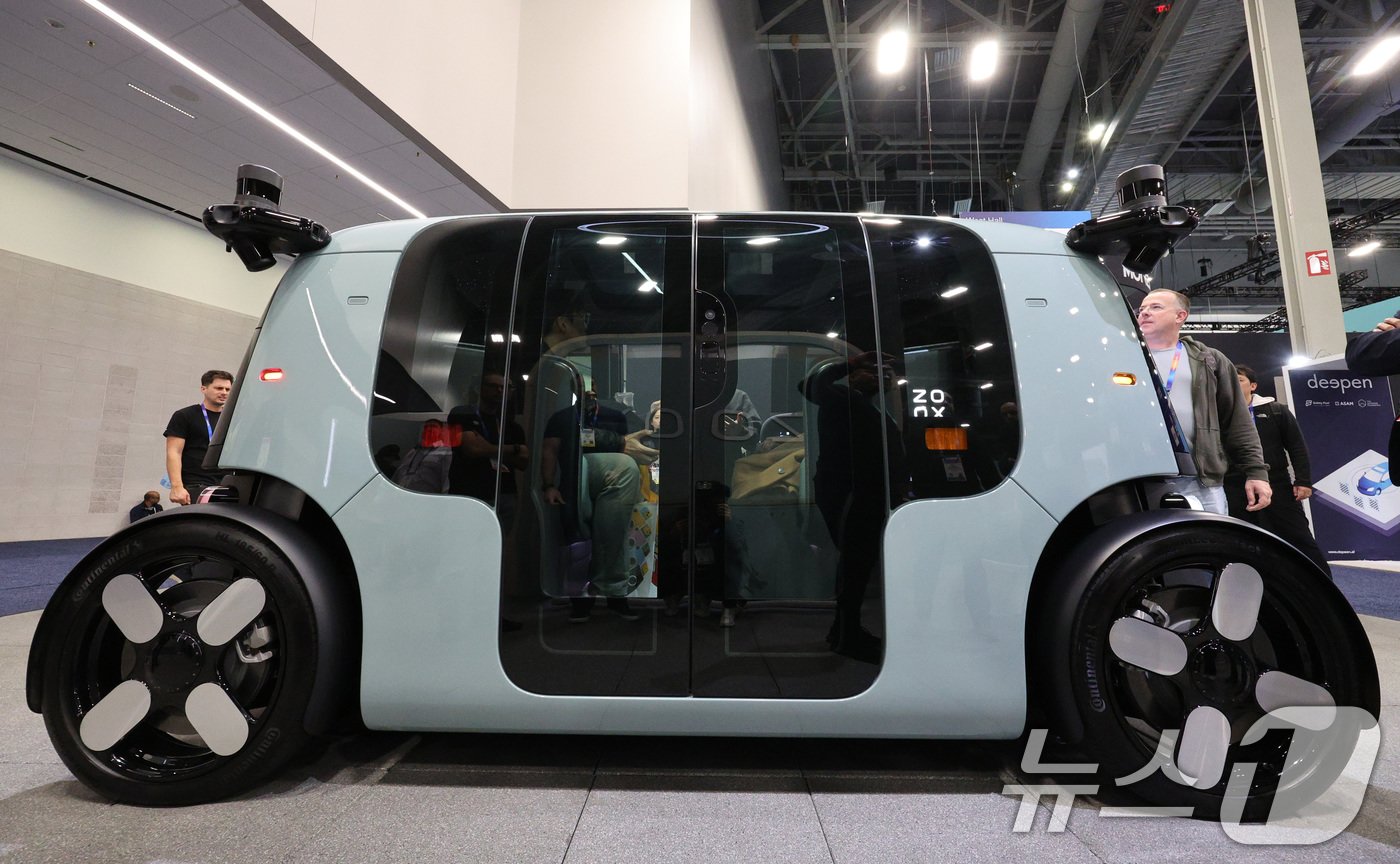본문 이미지 - 세계 최대 IT&#40;정보기술&#41;·가전 전시회 &#39;CES 2025&#39; 폐막을 하루 앞둔 9일&#40;현지시간&#41; 미국 네바다주 라스베이거스 컨벤션센터&#40;LVCC&#41;에 마련된 죽스&#40;ZOOX&#41; 전시관에서 관람객들이 자율주행 택시를 살펴보고 있다. 2026.1.10/뉴스1 ⓒ News1 신웅수 기자