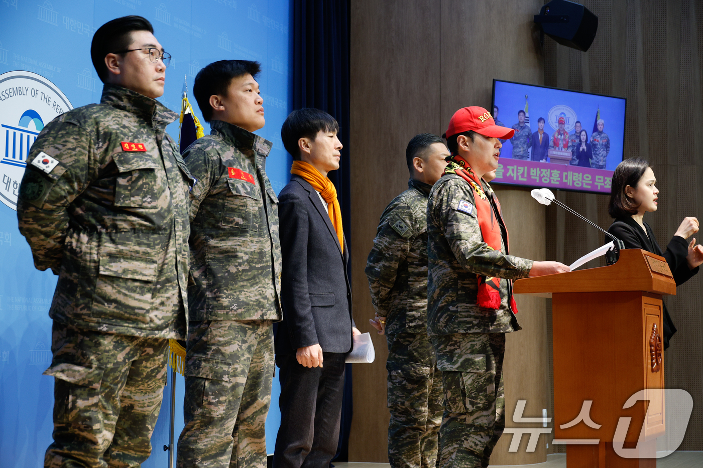 (서울=뉴스1) 안은나 기자 = 정원철 해병대 예비역연대 회장과 회원들이 10일 서울 여의도 국회 소통관에서 박정훈 대령 무죄 선고에 대한 입장을 발표하며 채해병 사건 진상규명을 …