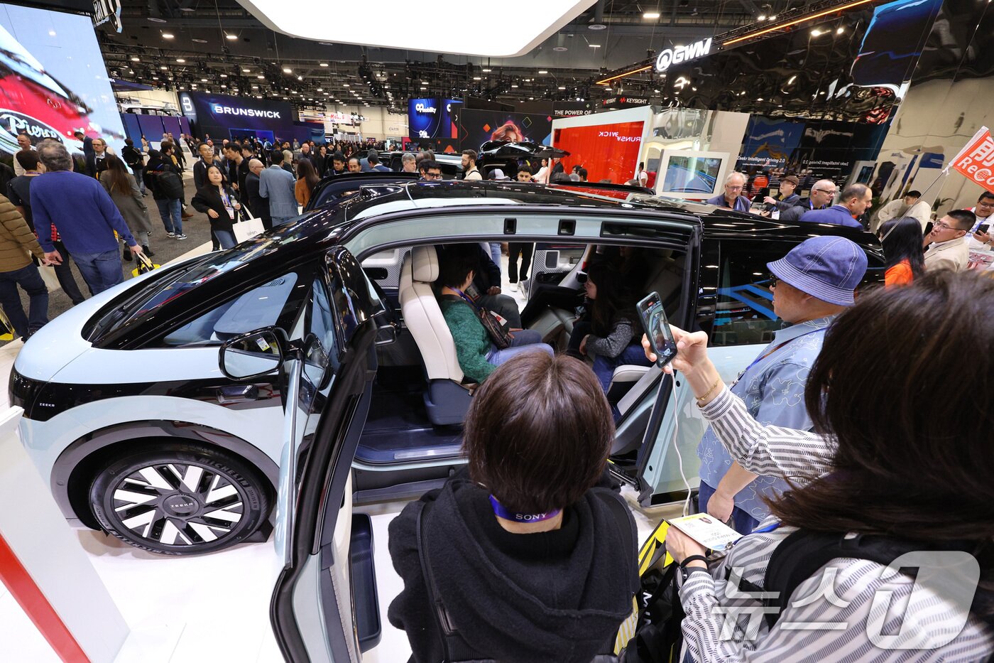본문 이미지 - 세계 최대 IT(정보기술)·가전 전시회 'CES 2025' 폐막을 하루 앞둔 9일(현지시간) 미국 네바다주 라스베이거스 컨벤션센터(LVCC)에 마련된 중국 지커 전시관에서 관람객들이 전기차를 체험하고 있다. 2026.1.10/뉴스1 ⓒ News1 신웅수 기자