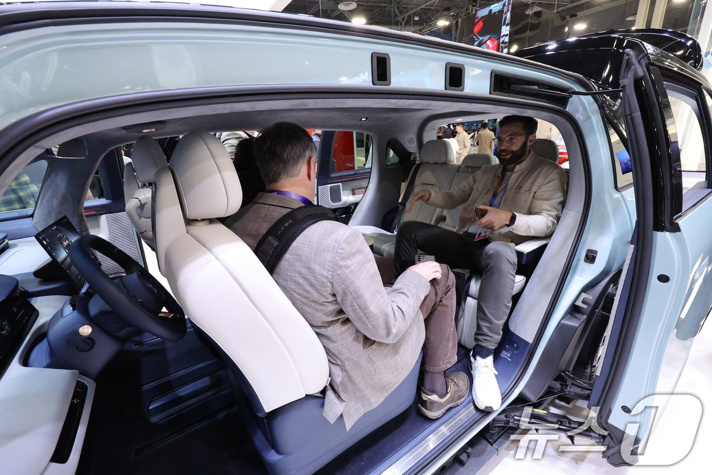 본문 이미지 - 세계 최대 IT&#40;정보기술&#41;·가전 전시회 &#39;CES 2025&#39; 폐막을 하루 앞둔 9일&#40;현지시간&#41; 미국 네바다주 라스베이거스 컨벤션센터&#40;LVCC&#41;에 마련된 중국 지커 전시관에서 관람객들이 전기차를 체험하고 있다. 2026.1.10/뉴스1 ⓒ News1 신웅수 기자