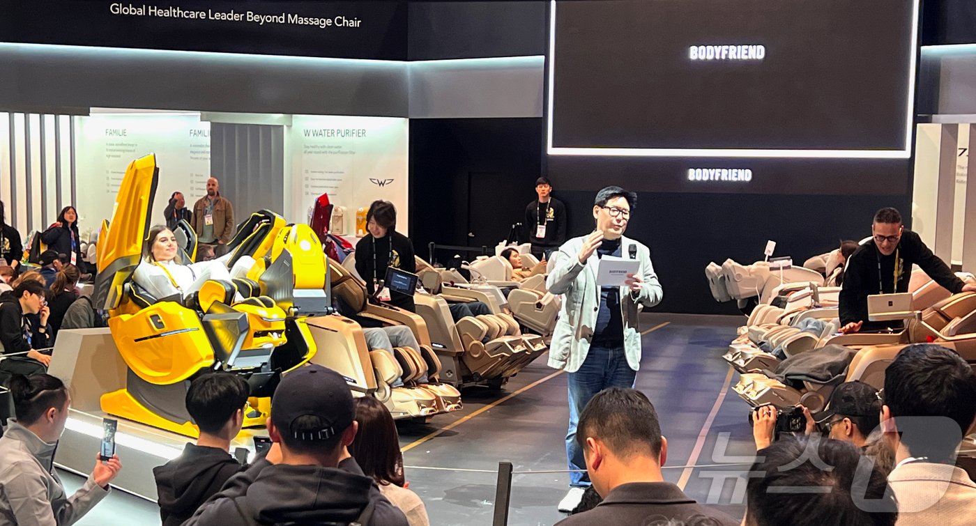 본문 이미지 - 데니스홍 UCLA 교수가 CES 2025 바디프랜드 부스에서 강연을 하고 있다.(바디프랜드 제공)