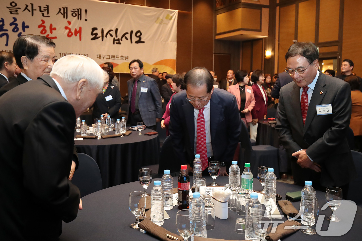 (대구=뉴스1) 공정식 기자 = 홍준표 대구시장이 10일 오전 대구 수성구 그랜드호텔에서 열린 '대한노인회 대구연합회 신년인사회'를 찾아 참석자들과 인사 나누고 있다. 2025.1 …