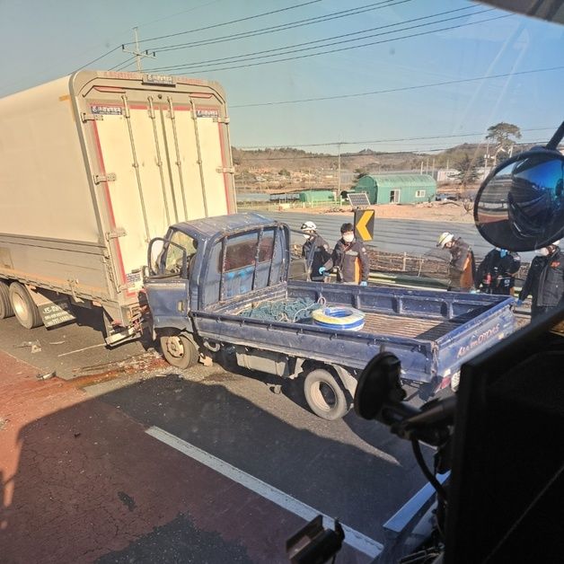 영천서 신호 대기 중 화물차 추돌 사고…운전자 1명 사망