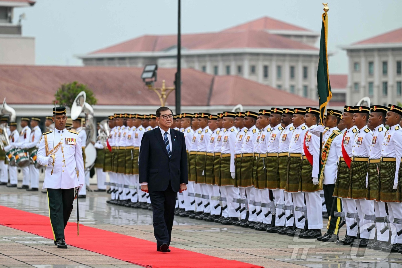 (푸트라자야 AFP=뉴스1) 우동명 기자 = 이시바 시게루 일본 총리가 10일(현지시간) 말레이시아 푸트라자야를 방문해 의장대를 사열하고 있다. 2025.01.10ⓒ AFP=뉴스1 …