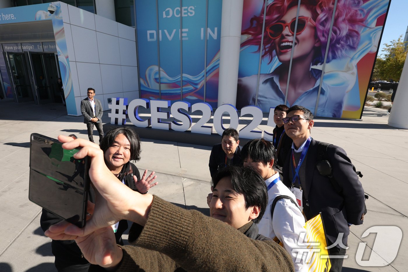 본문 이미지 - 세계 최대 IT&#40;정보기술&#41;·가전 전시회 &#39;CES 2025&#39; 폐막을 하루 앞둔 9일&#40;현지시간&#41; 미국 네바다주 라스베이거스 컨벤션센터&#40;LVCC&#41;에서 관람객들이 CES 조형물 앞에서 기념 촬영을 하고 있다. 2025.1.10/뉴스1 ⓒ News1 신웅수 기자