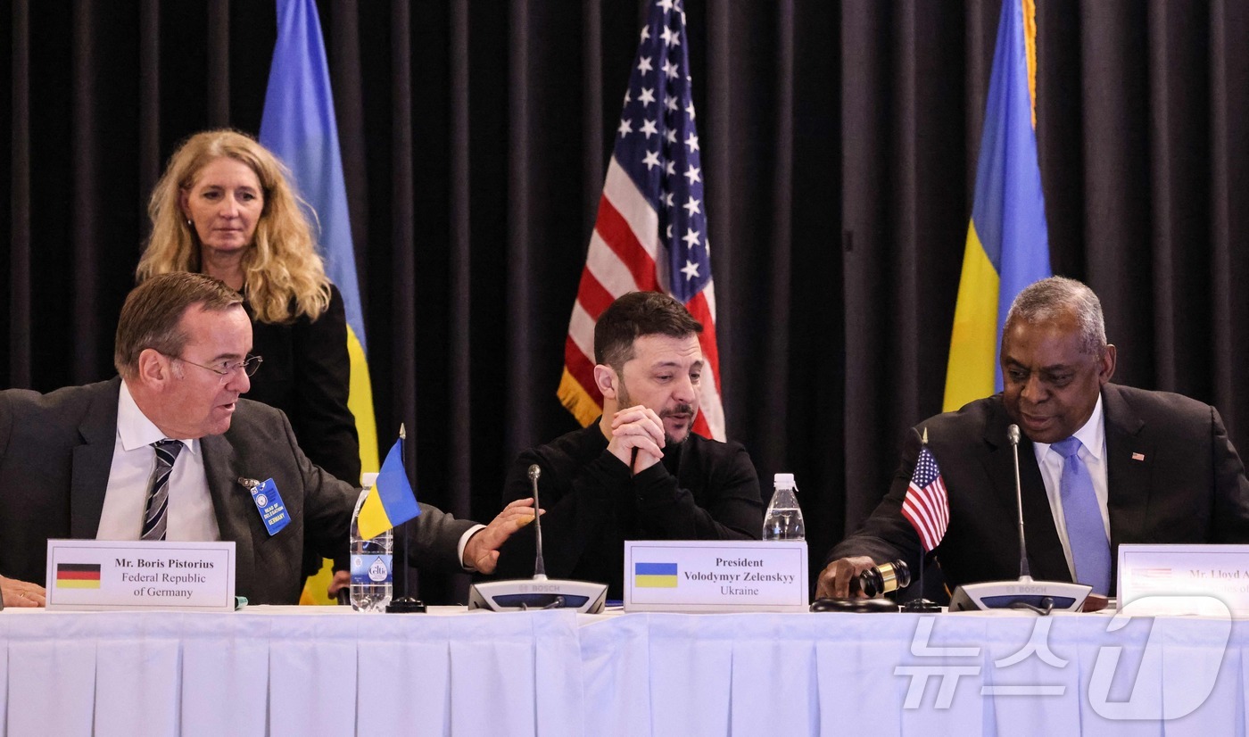 (람슈타인 AFP=뉴스1) 우동명 기자 = 볼로디미르 젤렌스키 우크라이나 대통령이 9일(현지시간) 독일 람슈타인 공군기지에서 열린 우크라이나 방위연락그룹(UDCG) 회의에 로이드 …