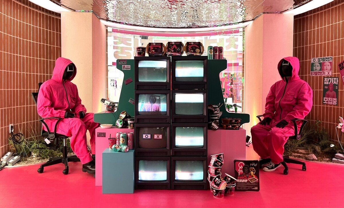 본문 이미지 - 도어투성수 오징어 게임 시즌2 팝업스토어 내 햇반컵반 오징어 게임 스페셜 에디션 포토존(CJ제일제당 제공)