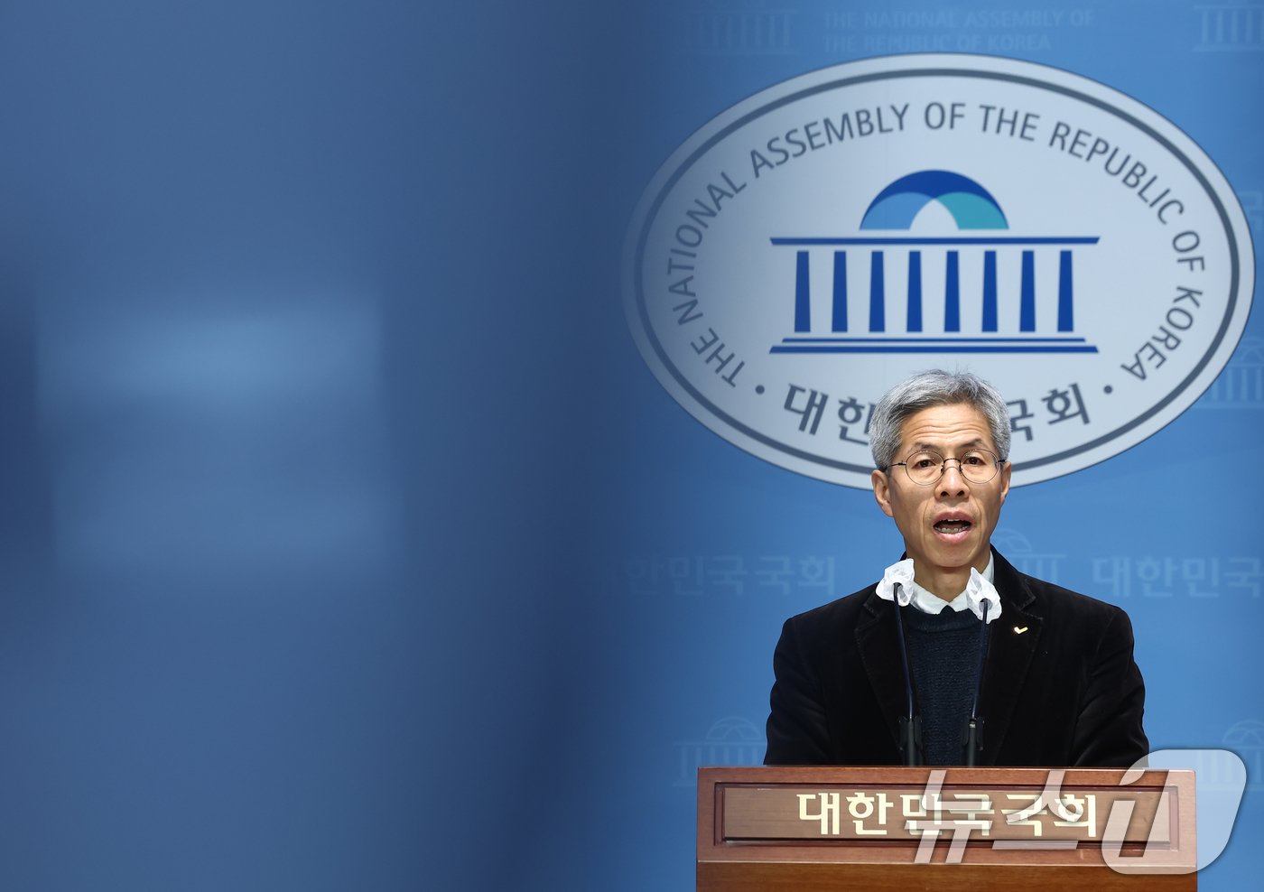 본문 이미지 - 권영국 정의당 대표가 10일 오후 서울 여의도 국회 소통관에서 윤석열 체포방해 폭력단체 &#39;백골단&#39; 방조·선전 공범 김민전 국민의힘 의원 고발 기자회견을 하고 있다. 2024.1.10/뉴스1 ⓒ News1 김민지 기자