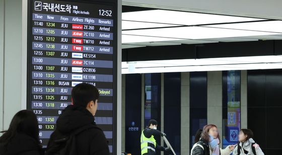 '무더기 결항' 김포공항 운항 정상화