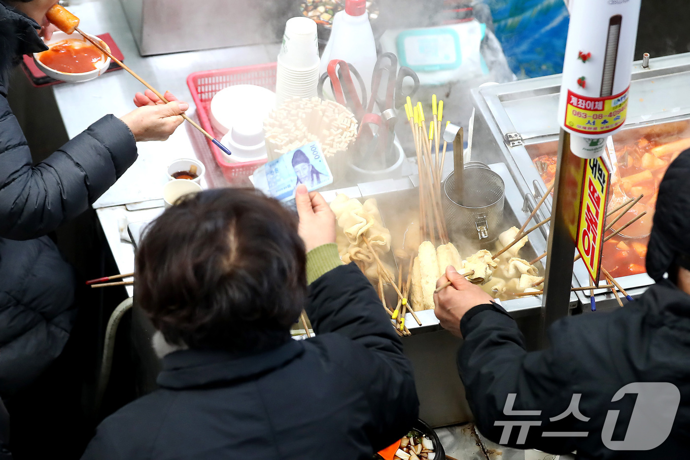 (대구=뉴스1) 공정식 기자 = 매서운 한파가 이어진 10일 대구 서문시장을 찾은 시민이 김이 모락모락 피어오르는 어묵과 떡볶이로 추위에 꽁꽁 언 몸을 녹이고 있다. 2025.1. …