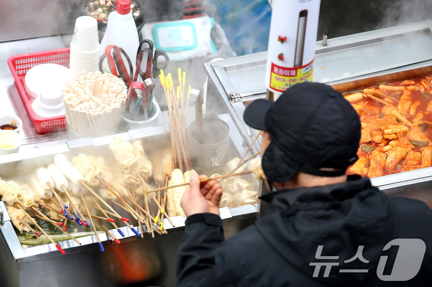 매서운 한파가 이어진 10일 대구 서문시장을 찾은 시민이 김이 모락모락 피어오르는 어묵과 떡볶이로 추위에 꽁꽁 언 몸을 녹이고 있다. 2025.1.10/뉴스1 ⓒ News1 공정식 기자