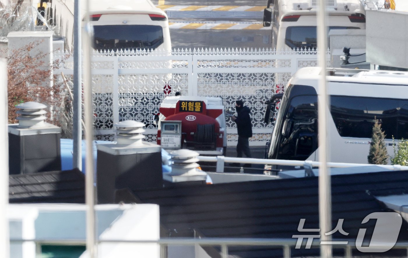 본문 이미지 - 공수처와 경찰의 윤석열 대통령 2차 체포영장 집행 시도가 임박한 가운데 10일 오전 차벽이 세워진 서울 용산구 한남동 대통령 관저 정문 안으로 기름 운반 차량이 들어가고 있다. 2025.1.10/뉴스1 ⓒ News1 오대일 기자
