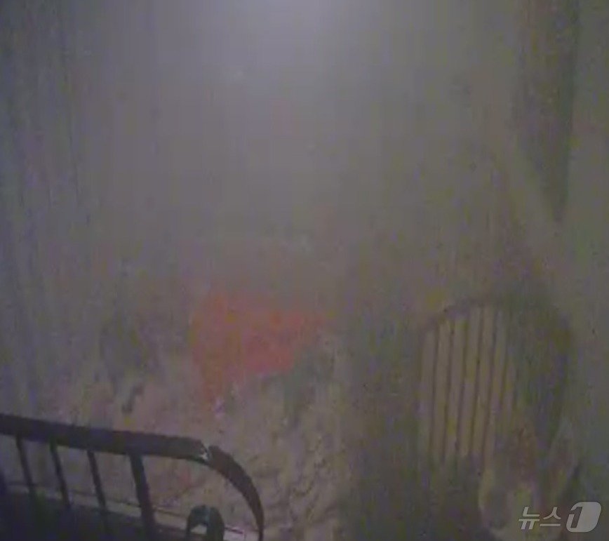 본문 이미지 - 미국의 방송인 부부 스펜서 프랫과 하이디 몬태그의 캘리포니아주 로스앤젤레스&#40;LA&#41; 자택이 산불로 소실된 가운데 이들의 아들이 쓰는 침대가 하트 모양으로 불에 탄 모습. &lt;출처=스펜서 프랫 인스타그램 캡처&gt;