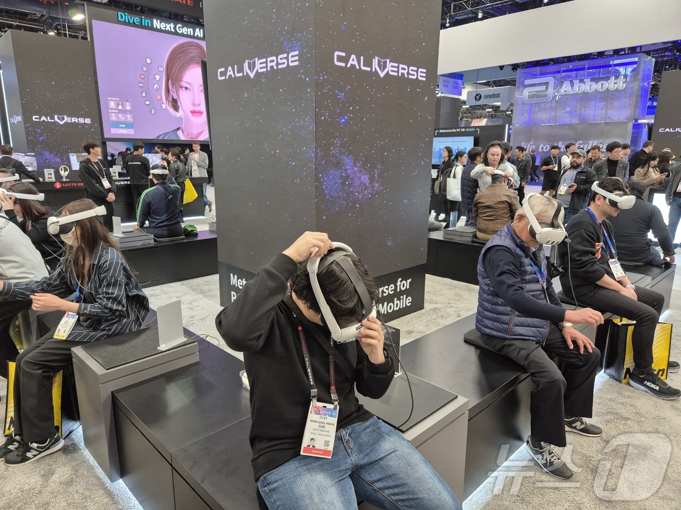 본문 이미지 - 세계 최대 가전·IT 전시회 CES 2025가 열린 미국 라스베이거스 컨벤션센터 노스홀에 마련된 롯데이노베이트 전시관에서 관람객들이 칼리버스의 메타버스 기술을 체험하고 있다.2025.1.9/뉴스1 최동현 기자