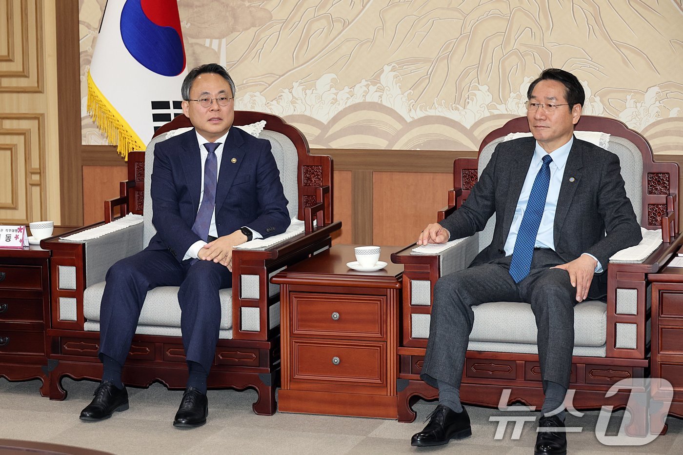 (서울=뉴스1) = 고기동 행정안전부 장관 직무대행(왼쪽)이 10일 오전 인천광역시청을 찾아 제18대 '대한민국시도지사협의회장'으로 선출된 유정복 인천광역시장과 면담하고 있다. ( …