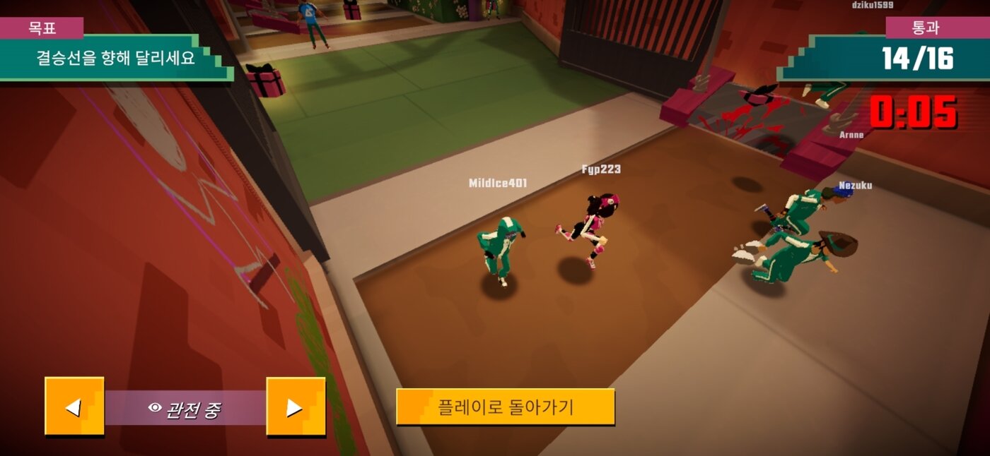 본문 이미지 - 등하교길 분위기를 재현한 장애물 경주 &#39;학교종이 땡땡땡&#39;. 살인 트랩의 변칙적인 구성 때문에 기자가 가장 많이 사망한 구간이다.&#40;오징어게임: 모바일 서바이벌 스크린샷 갈무리&#41;/뉴스1