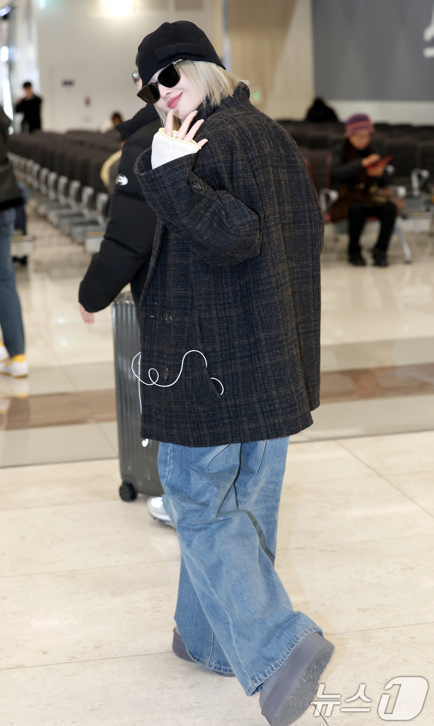 (김포공항=뉴스1) 권현진 기자 = 트와이스 모모가 개인 일정을 마치고 10일 오후 김포국제공항을 통해 입국하고 있다. 2025.1.10/뉴스1