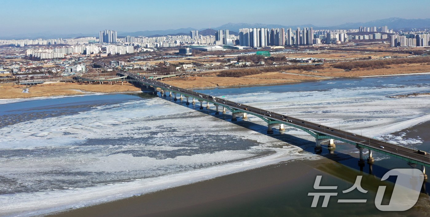 본문 이미지 - 올 겨울 가장 추운 날씨를 보인 10일 경기도 김포시와 고양시를 이어주는 일산대교 아래 한강이 얼어 있다. 2025.1.10/뉴스1 ⓒ News1 김명섭 기자