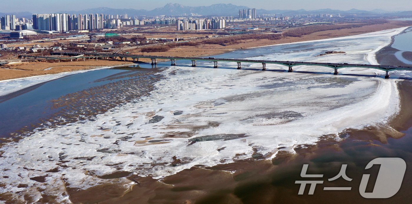 본문 이미지 - 올 겨울 가장 추운 날씨를 보인 10일 경기도 김포시와 고양시를 이어주는 일산대교 아래 한강이 얼어 있다. 2025.1.10/뉴스1 ⓒ News1 김명섭 기자