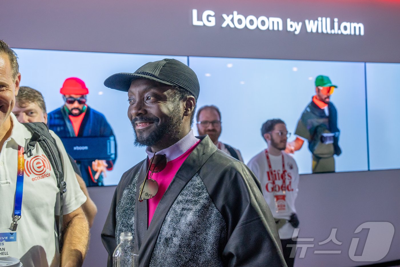 본문 이미지 - 미국 유명 뮤지션 윌아이엠이 7일&#40;현지시각&#41; CES 2025 LG전자 부스를 방문했다&#40;LG전자 제공&#41;. ⓒ 뉴스1