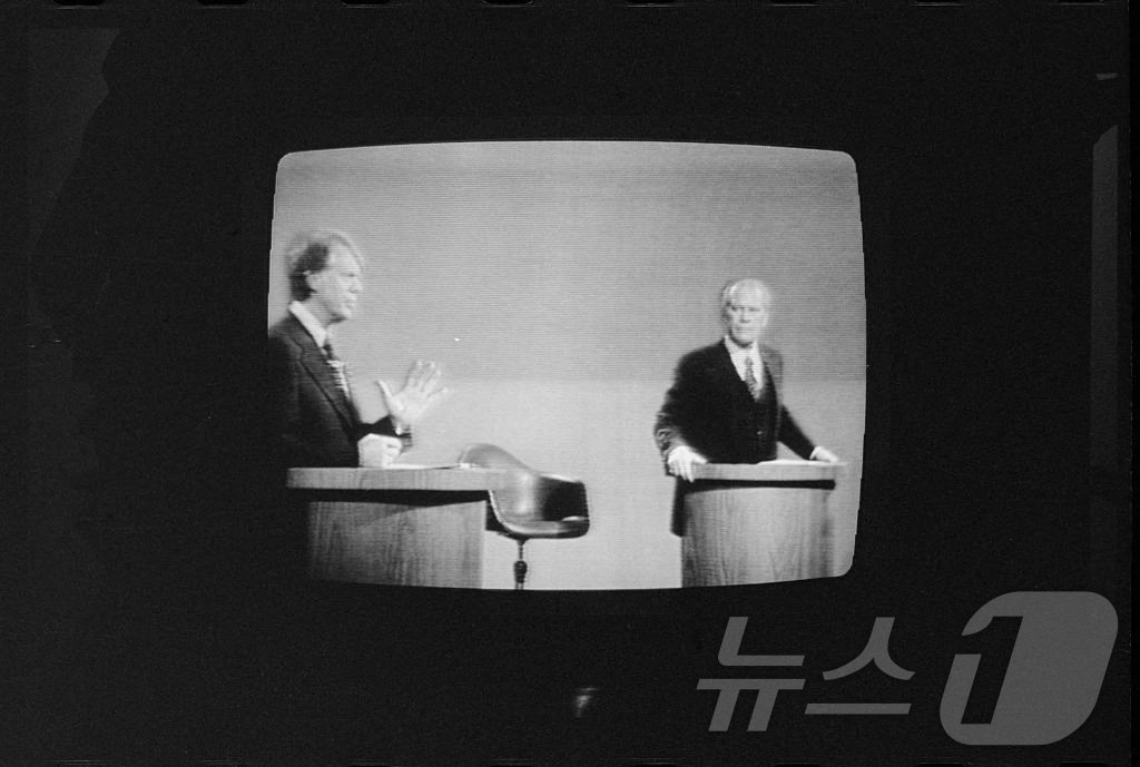 본문 이미지 - 카터와 포드의 1976년 대선 토론 모습. ⓒ 로이터=뉴스1 ⓒ News1 구경진 기자