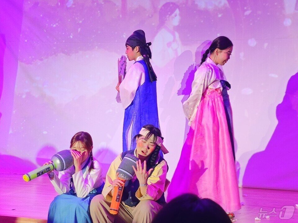 본문 이미지 - 학생들이 축제에서 춘향전 공연을 선보이고 있다.(전남교육청 제공)/뉴스1 