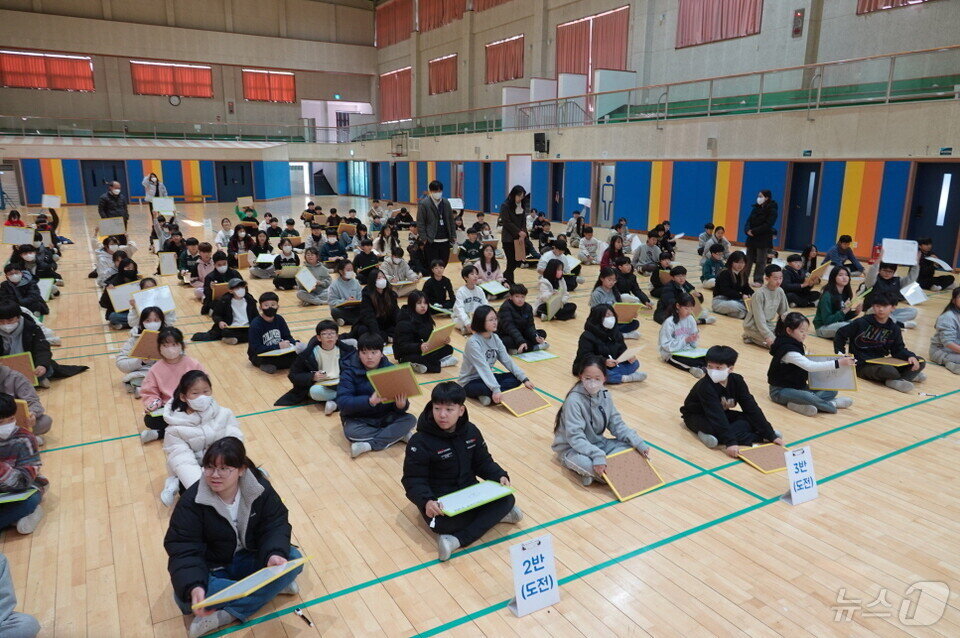 본문 이미지 -  '한글박사 골든벨'행사에서 학생들이 문제를 풀고 있다. (전남교육청 제공)/뉴스1  