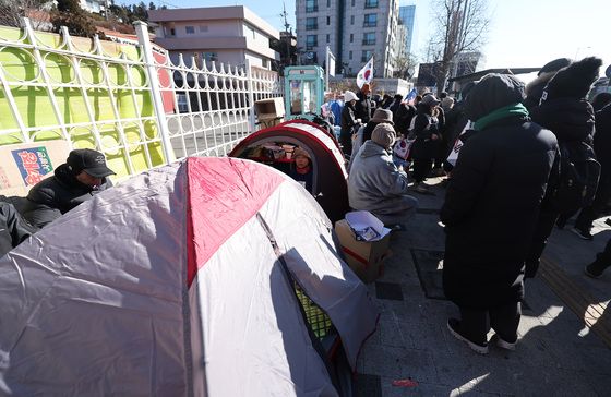 '尹 호위무사' 박종준 경호처장 사임에 관저 앞 지지자들 '탄식'