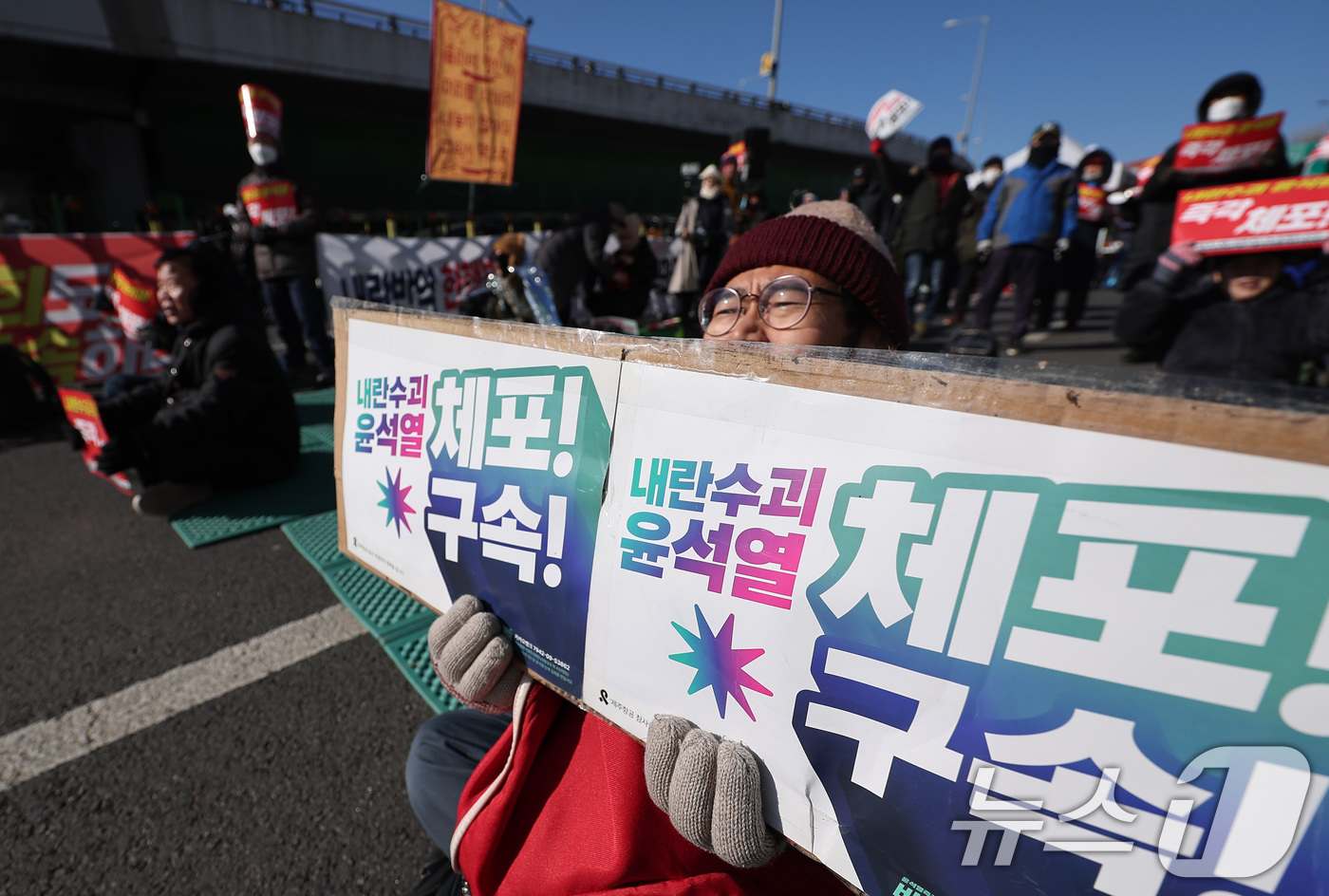 (서울=뉴스1) 김성진 기자 = 전국 대부분 지방에 한파 특보가 발효된 10일 서울 용산구 한남동 대통령 관저 인근에서 윤석열 대통령 탄핵 찬성 집회 참가자들이 손피켓을 들고 있다 …