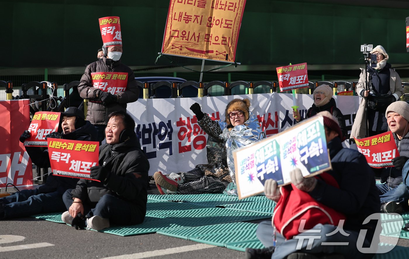 전국 대부분 지방에 한파 특보가 발효된 10일 서울 용산구 한남동 대통령 관저 인근에서 윤석열 대통령 탄핵 찬성 집회 참가자들이 손피켓을 들고 있다. 2025.1.10/뉴스1 ⓒ News1 김성진 기자