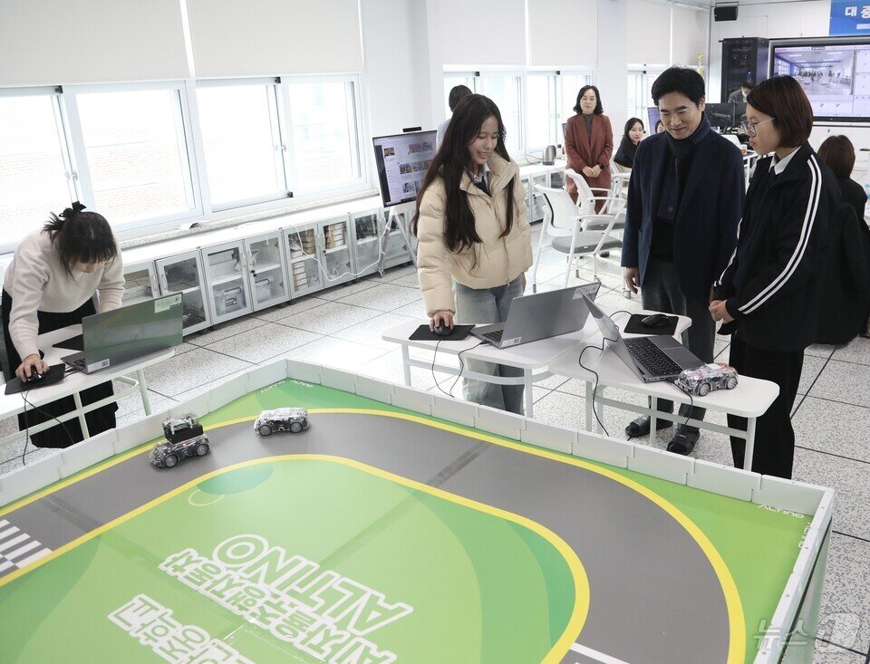 본문 이미지 - 김대중 전남교육감이 학생들의 AI자율주행자동차 시연을 보고 있다.(전남교육청 제공)/뉴스1   