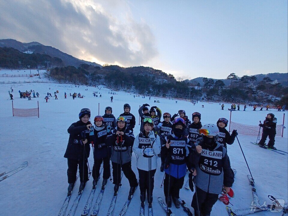 본문 이미지 - 학생들이 스키 강습을 마친 뒤 기념촬영하고 있다.(전남교육청 제공)/뉴스1 