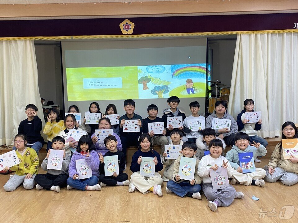 본문 이미지 - 학생들이 자신이 펴낸 그림책을 들고 기념 촬영하고 있다.(전남교육청 제공)/뉴스1 