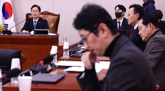 '내란·외환 행위 특검법 소위' 여당 의원들 바라보는 박범계