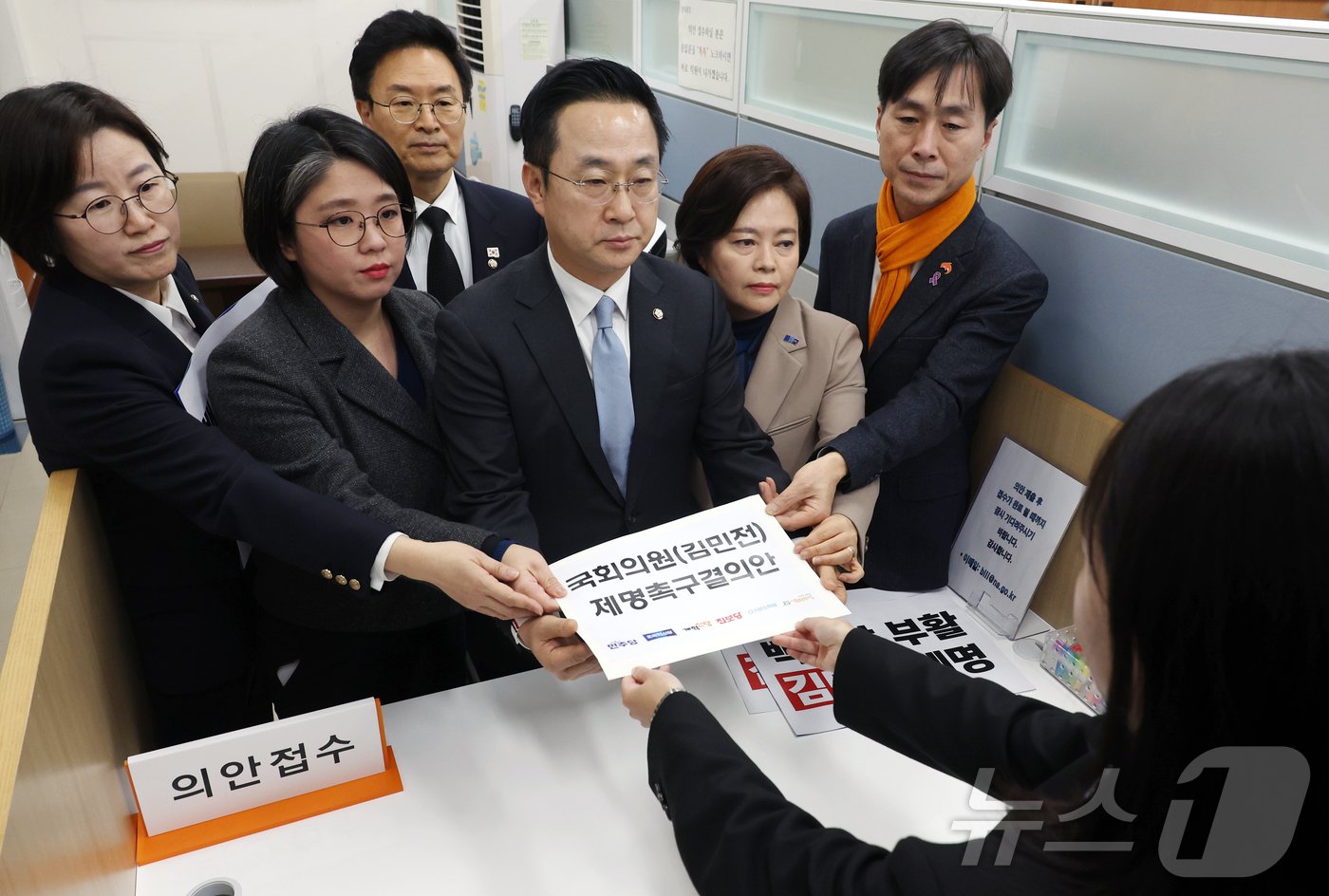 본문 이미지 - 정혜경 진보당 의원&#40;왼쪽부터&#41;, 용혜인 기본소득당 대표, 더불어민주당 정진욱 의원, 박성준 원내수석부대표, 정춘생 조국혁신당 원내수석부대표, 한창민 사회민주당 대표가 10일 서울 여의도 국회 의안과에서 김민전 국민의힘 의원 제명촉구 결의안을 제출하고 있다. &#40;공동취재&#41; 2025.1.10/뉴스1 ⓒ News1 김민지 기자
