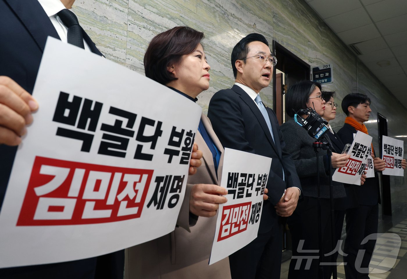 본문 이미지 - 더불어민주당 박성준 원내수석부대표와 정진욱 의원, 정춘생 조국혁신당 의원, 정혜경 진보당 의원, 용혜인 기본소득당 대표, 한창민 사회민주당 대표가 10일 서울 여의도 국회 의안과에서 김민전 국민의힘 의원 제명촉구 결의안을 제출한 뒤 취재진에 입장을 밝히고 있다. &#40;공동취재&#41; 2025.1.10/뉴스1 ⓒ News1 김민지 기자