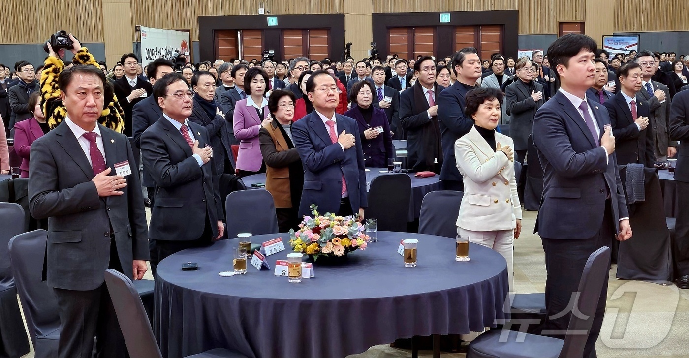 (대구=뉴스1) 남승렬 기자 = 홍준표 대구시장과 이순삼 여사, 우재준 국민의힘 국회의원 등이 10일 오후 대구 북구 산격동 엑스코에서 열린 '2025 대구시 신년인사회'에 참석해 …