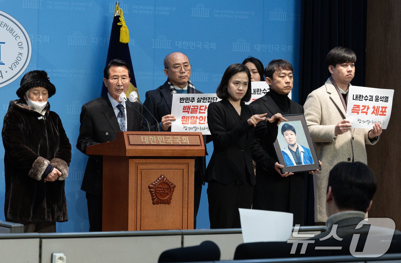 본문 이미지 - &#39;백골단 피해자&#39; 강경대 열사의 아버지인 강민조 씨가 10일 오후 서울 여의도 국회 소통관에서 열린 백골단 피해자 관련 기자회견에서 발언을 하고 있다. 2025.1.10/뉴스1 ⓒ News1 이재명 기자