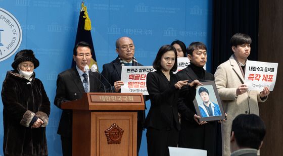 국회 찾은 백골단 피해자 강경대 열사 아버지 "반공청년단 즉각 해체"