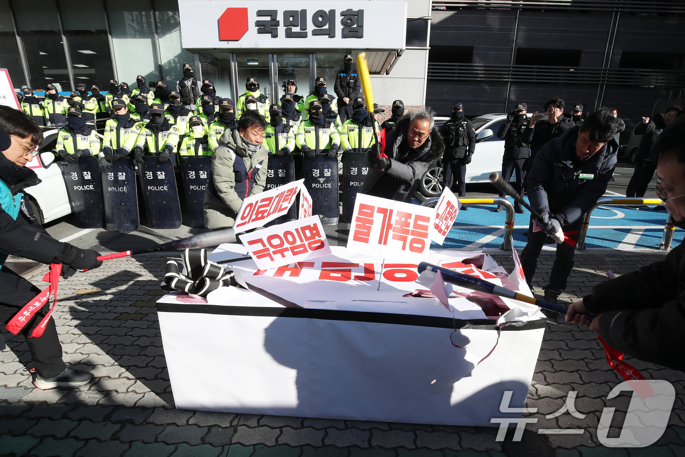 (대구=뉴스1) 공정식 기자 = 민주노총대구지역본부와 윤석열퇴진대구시국회의 관계자들이 10일 오후 대구 수성구 국민의힘 대구·경북시도당사 앞에서 '내란범죄집단 국민의힘 해체 대구지 …