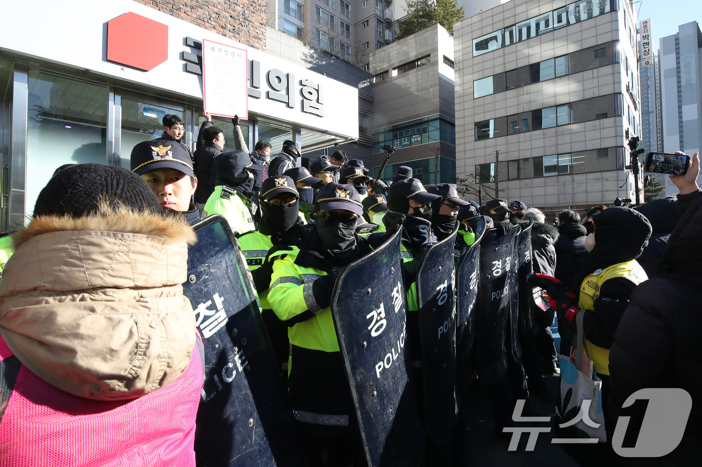 (대구=뉴스1) 공정식 기자 = 민주노총대구지역본부와 윤석열퇴진대구시국회의 관계자들이 10일 오후 대구 수성구 국민의힘 대구·경북시도당사 앞에서 '내란범죄집단 국민의힘 해체 대구지 …