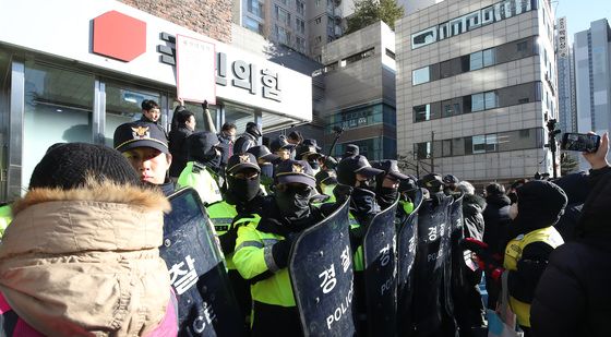 혼잡 빚는 국민의힘 대구경북 당사 앞