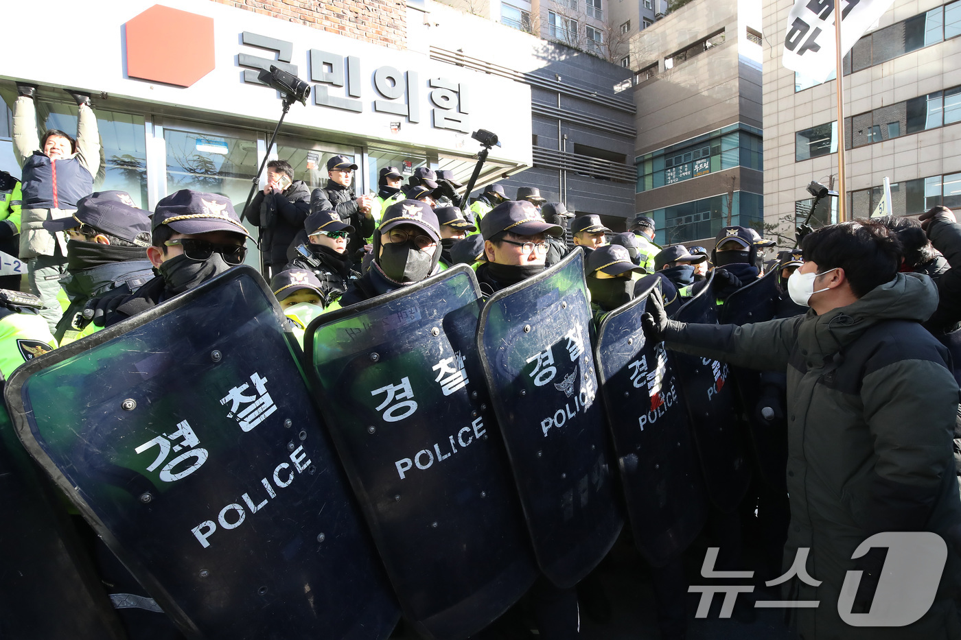 (대구=뉴스1) 공정식 기자 = 민주노총대구지역본부와 윤석열퇴진대구시국회의 관계자들이 10일 오후 대구 수성구 국민의힘 대구·경북시도당사 앞에서 '내란범죄집단 국민의힘 해체 대구지 …