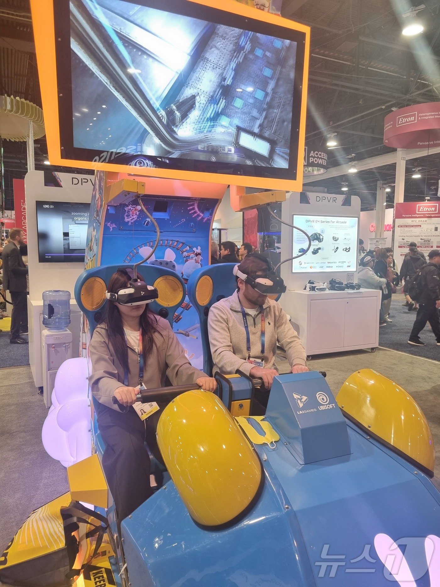 본문 이미지 - 관람객들이 9일(현지시각) CES 2025 DPVR 전시장에 마련된 VR 게임을 즐기고 있다. ⓒ 뉴스1