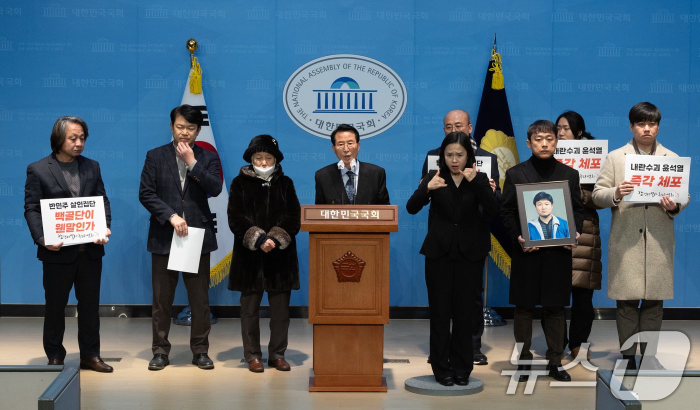 &#39;백골단 피해자&#39; 강경대 열사의 아버지인 강민조 씨가 10일 오후 서울 여의도 국회 소통관에서 열린 백골단 피해자 관련 기자회견에서 발언을 하고 있다. 2025.1.10/뉴스1 ⓒ News1 이재명 기자