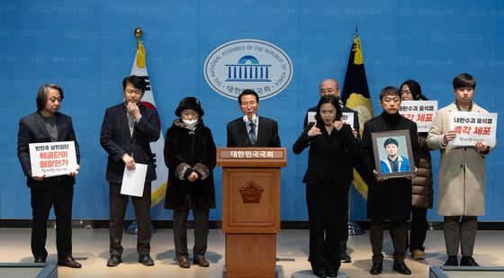 국회 소통관에서 기자회견 갖는 '백골단 피해자' 강경대 열사 유족들