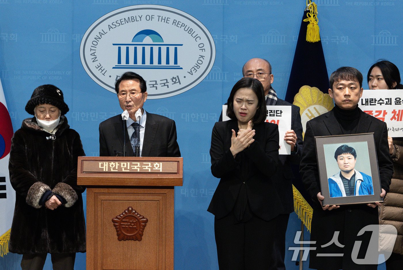 본문 이미지 - &#39;백골단 피해자&#39; 강경대 열사의 아버지인 강민조 씨가 10일 오후 서울 여의도 국회 소통관에서 열린 백골단 피해자 관련 기자회견에서 발언을 하고 있다. 2025.1.10/뉴스1 ⓒ News1 이재명 기자