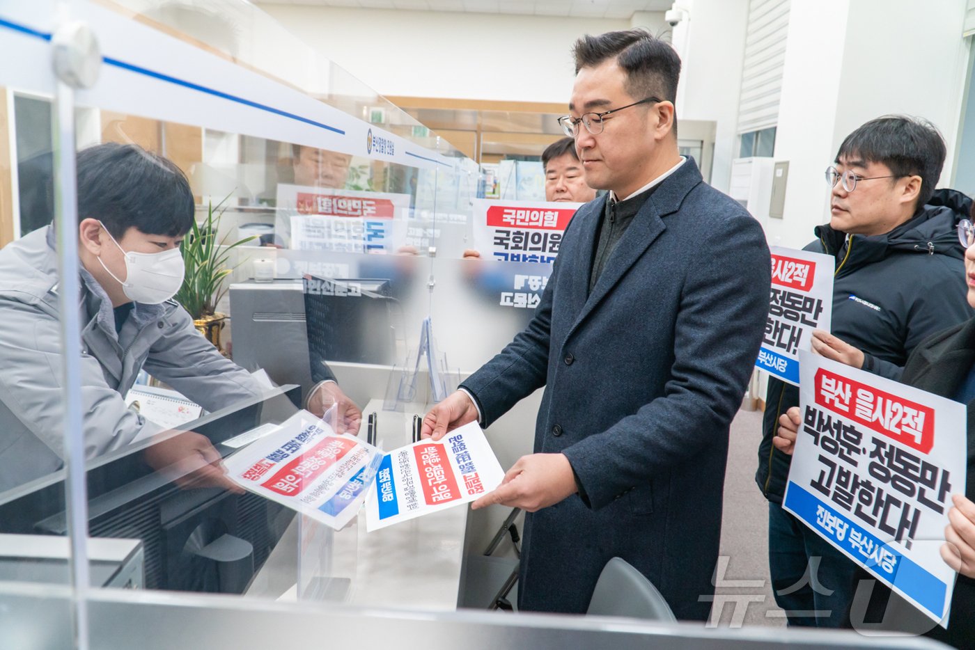 본문 이미지 - 노정현 진보당 부산시당위원장이 9일 경찰청에서 국민의힘 소속 박성훈 의원과 정동만 의원에 대한 고발장을 제출하고 있다.&#40;진보당 부산시당 제공&#41;