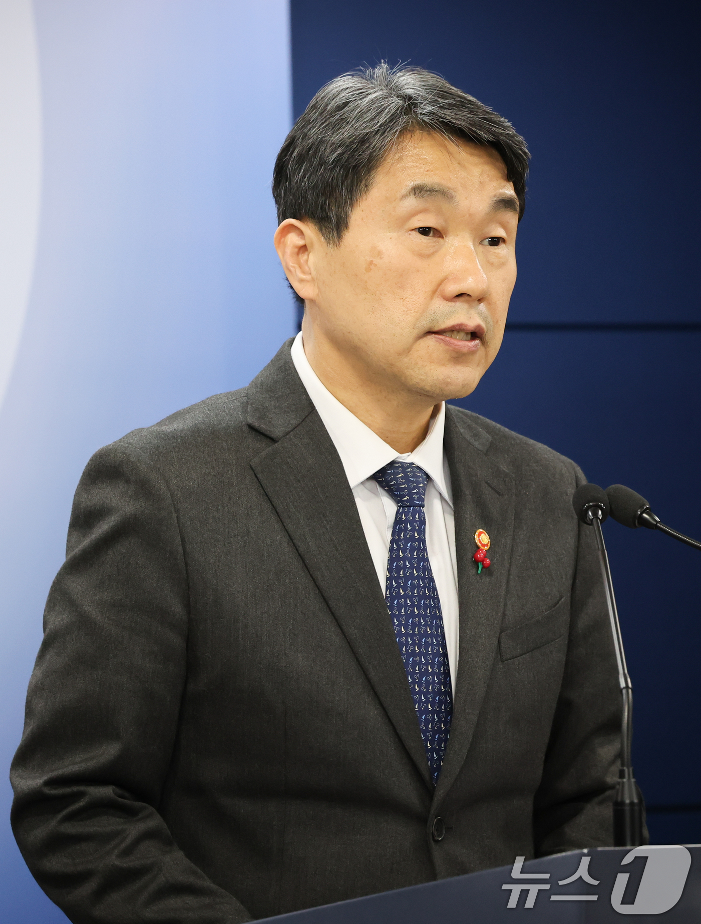 (서울=뉴스1) 허경 기자 = 이주호 사회부총리 겸 교육부장이 10일 서울 종로구 정부서울청사에서 의료계와 의학교육계에 드리는 말씀을 하고 있다. 2025.1.10/뉴스1